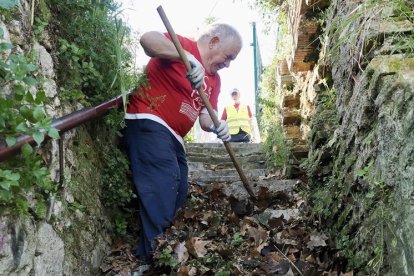 Voluntarios de 'Ama el Pisuerga' recogiendo basura en el callejón de la Alcoholera.