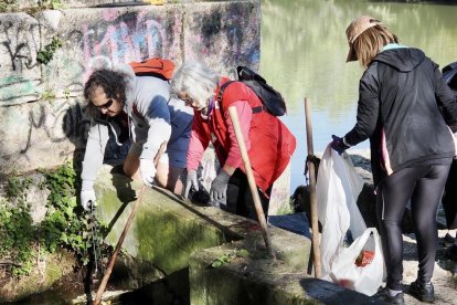 Voluntarios de 'Ama el Pisuerga' recogiendo basura en el callejón de la Alcoholera.