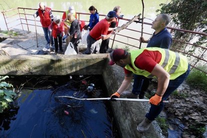 Voluntarios de 'Ama el Pisuerga' recogiendo basura en el callejón de la Alcoholera.