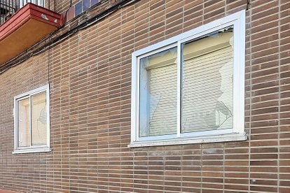 Vivienda ocupada en el número 27 de la Avenida Reyes Católicos, con los cristales de las ventanas rotos