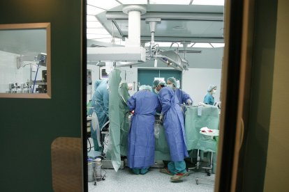Los cirujanos comienzan a preparar al paciente en un quirófano.