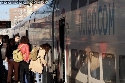 Salida de primer Ouigo desde la estación de Campo Grande de Valladolid.