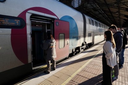 Salida de primer Ouigo desde la estación de Campo Grande de Valladolid.