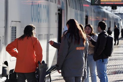 Salida de primer Ouigo desde la estación de Campo Grande de Valladolid.