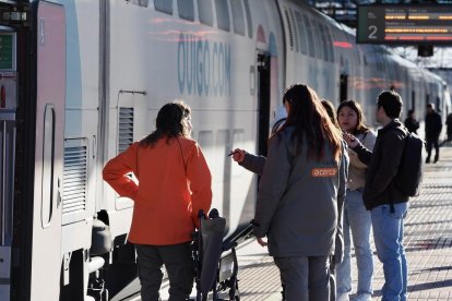Valladolid. 19/4/2024. Primera salida del OUIGO con pasajeros dirección Alicante de la estación del Norte de Valladolid. Photogenic/Miguel Ángel Santos