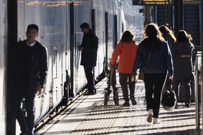 Salida de primer Ouigo desde la estación de Campo Grande de Valladolid.