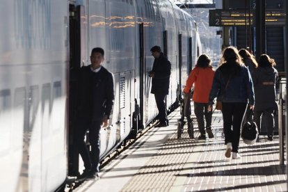 Valladolid. 19/4/2024. Primera salida del OUIGO con pasajeros dirección Alicante de la estación del Norte de Valladolid. Photogenic/Miguel Ángel Santos