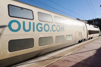 Salida de primer Ouigo desde la estación de Campo Grande de Valladolid.