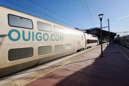 Primera salida del OUIGO con pasajeros dirección Alicante de la estación del Norte de Valladolid