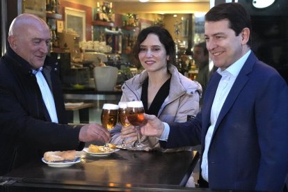 Jesús Julio Carnero, Isabel Díaz Ayuso y Mañueco tomando una caña en el Suizo.