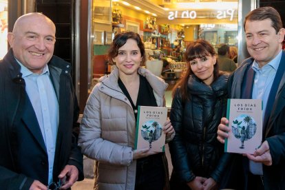 Jesús Julio Carnero, Isabel Díaz Ayuso, Pilar Mesonero y Alfonso Fernández Mañueco con el libro.