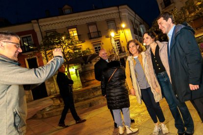 Isabel Díaz Ayuso y Alfonso Fernández Mañueco se fotografían en la calle.