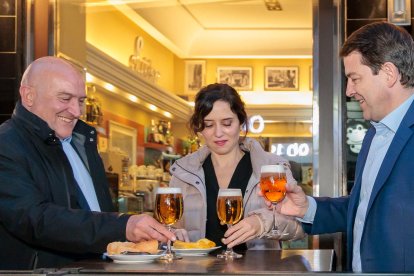 Jesús Julio Carnero, Isabel Díaz Ayuso y Mañueco tomando una caña en el Suizo.