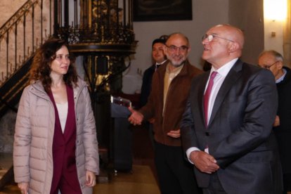Isabel Díaz Ayuso y Jesús Julio Carnero, en la visita a la Iglesia de San Pedro Apóstol, sede canónica de la Cofradía de las Siete Palabras