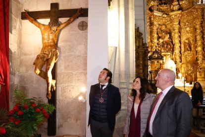Isabel Díaz Ayuso junto al teniente alcalde de las Siete Palabras y el alcalde de Valladolid, Jesús Julio Carnero.