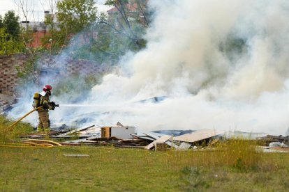 Incendio de una escombrera en la calle Arca Real