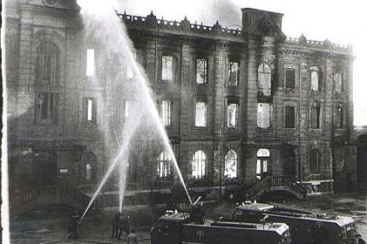 Los bomberos trabajando en la extinción del incendio de la fábrica de harinas La Magdalena en 1976