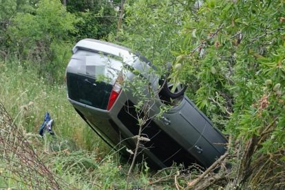 Vuelco de un vehículo en la avenida de Salamanca de Valladolid