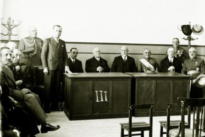 García Quintana (el segundo de pie a la izquierda) en la inauguración del actual colegio Gonzalo de Córdoba en 1933. 
