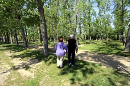 Una pareja de personas mayores pasea por el parque de la Ribera en una imagen de archivo