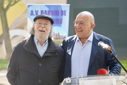 El alcalde de Valladolid, Jesús Julio Carnero, inaugura la plaza de Joaquín Díaz, junto al propio músico y folclorista y miembros de la Asociación de vecinos Barrio de San Isidro.