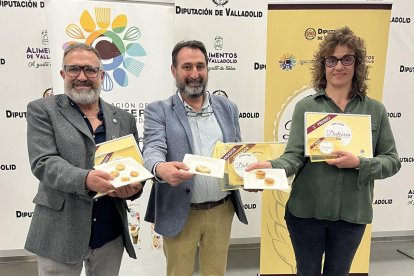 Imagen de los tres ganadores del II Concurso Dulcería de Alimentos de Valladolid.