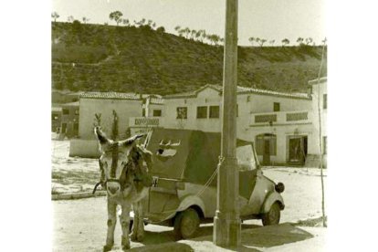 Un asno y un coche de la época en el barrio Girón en la década de los 60, cinco años después de su inauguración 
