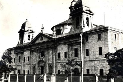 El Convento de los Padres Agustinos Filipinos en los años 50, poco después de la llegada de la Virgen de Antipolio.