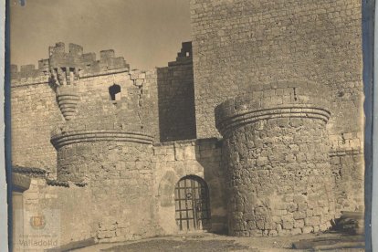 Entrada del castillo de Portillo donde estuvo encarcelado Álvaro de Luna en 1453. Foto de 1950.