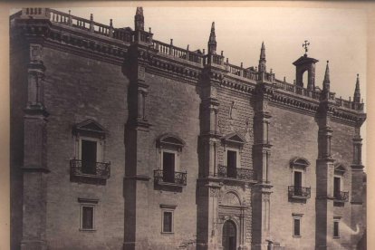 La fachada del Palacio de Santa Cruz en 1865