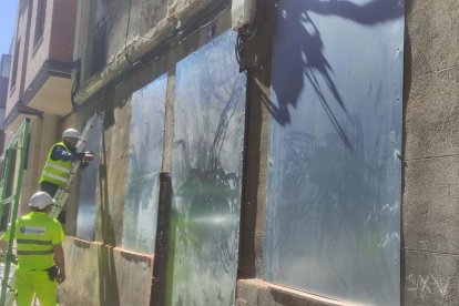 Operarios tapian la planta baja del edificio 4 de la calle Olmedo