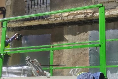 Operarios tapian la planta baja del edificio 4 de la calle Olmedo