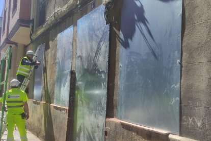 Operarios tapian la planta baja del edificio 4 de la calle Olmedo