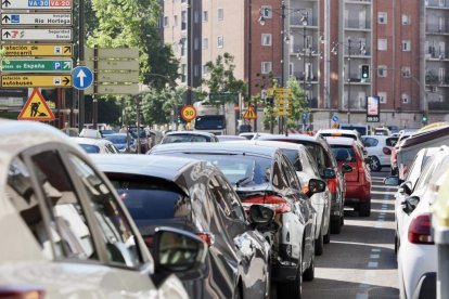 Corte parcial del Arco de ladrillo y atascos y retenciones producidas por el mismo a primera hora de la mañana del viernes en su primer día de corte