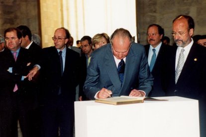 El Rey Juan Carlos I firma en el libro de firmas del museo en su inauguración en 2002 ante la mirada del entonces alcalde Javier León de la Riva y el presidente de la Junta Juan Vicente Herrera