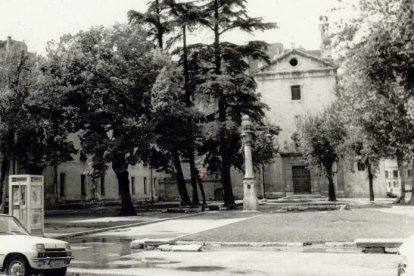 La iglesia de San Nicolás en los 70, antes de la remodelación de la plaza de San Quirce antes