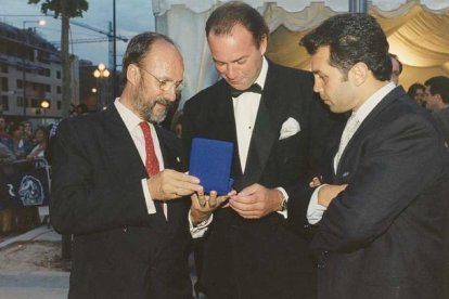 El entonces alcalde de Valladolid, Francisco Javier León de La Riva, saluda a Bertín Osborne, en la inauguración del Parque Alameda en 1997