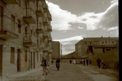 La calle de Casasola antes de la construcción del túnel de Pajarillos con un paso a nivel al fondo en 1964