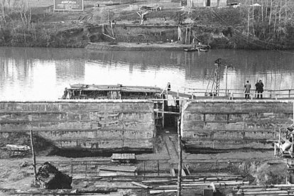 Construcción del Puente del Cubo en 1953, conocido actualmente como el puente de Isabel la Católica