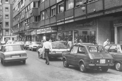 Vista de la calle Mantería un año antes de su peatonalización, en 1987