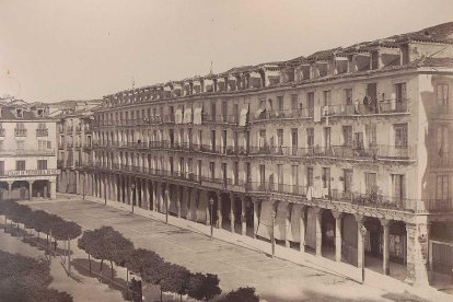 Vista de la Acera San Francisco de la plaza Mayor en 1873, cinco años antes del robo
