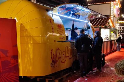 Imagen de archivo del foodtruck 'Pollos Muñoz' en un evento.