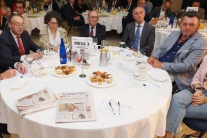 Miguel Manovel (Enantar), Loreto de la Puente Fuente (Ayuntamiento de Valladolid), José Manuel Jiménez (Ordenación del Territorio), José Antonio Arias Aguirrezabala (El Mundo – Diario de Castilla y León), Francisco Sardón (Impulsa Igualdad), en el Club de Prensa 'Claves del futuro: Energía, Vivienda y Jóvenes’