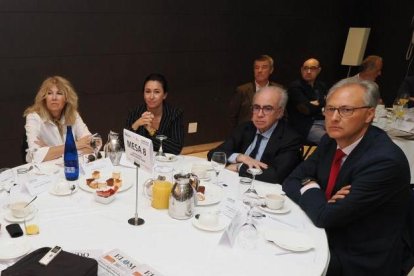 De derecha a izquierda: José Aurelio Alonso Revuelta (RTVCyL), César Gómez Blanco, Sara Gil Aldea (El Mundo – Diario de Castilla y León) y Nieves Luquero Bartolomé (El Mundo – Diario de Castilla y León),en el Club de Prensa 'Claves del futuro: Energía, Vivienda y Jóvenes’