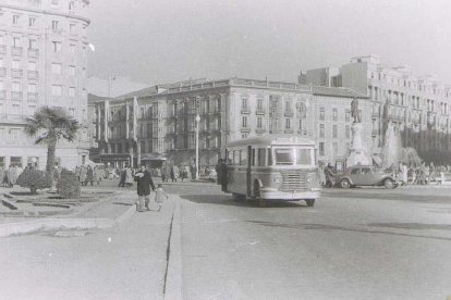 Autobús de la línea 1 circulando por la plaza Zorrilla en 1950, 22 años después del lanzamiento del servicio de autobuses urbanos.