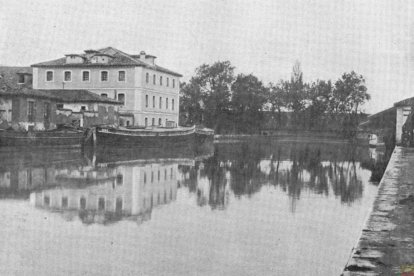 Vista del muelle del Canal de Castilla en 1900, 44 años después del incendio en la Harinera 'La Palentina'. En el momento de la imagen la fábrica se encontraba en funcionamiento tras su reedificación