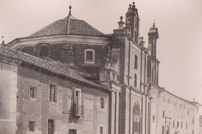 El Colegio de los Ingleses cerca de 1864, 212 años después de la muerte de Lord Francis Cottington. Lugar en el que permaneció su cuerpo hasta 1679.
