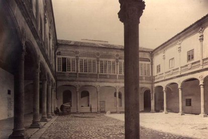 Vista general del patio del Palacio Real en 1865, lugar en el que se hospedó Velázquez en 1660 como parte de la comitiva de Felipe IV