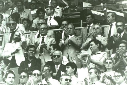El presidente de la FIFA junto al entonces alcalde, Tomás Rodríguez Bolaños, en uno de los partidos del Mundial de Fútbol de 1982 en el palco del recién estrenado estadio José Zorrilla.
