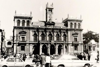 Vista de la plaza Mayor y la fachada del Ayuntamiento de Valladolid en 1979, un año antes de que explotara la bomba
